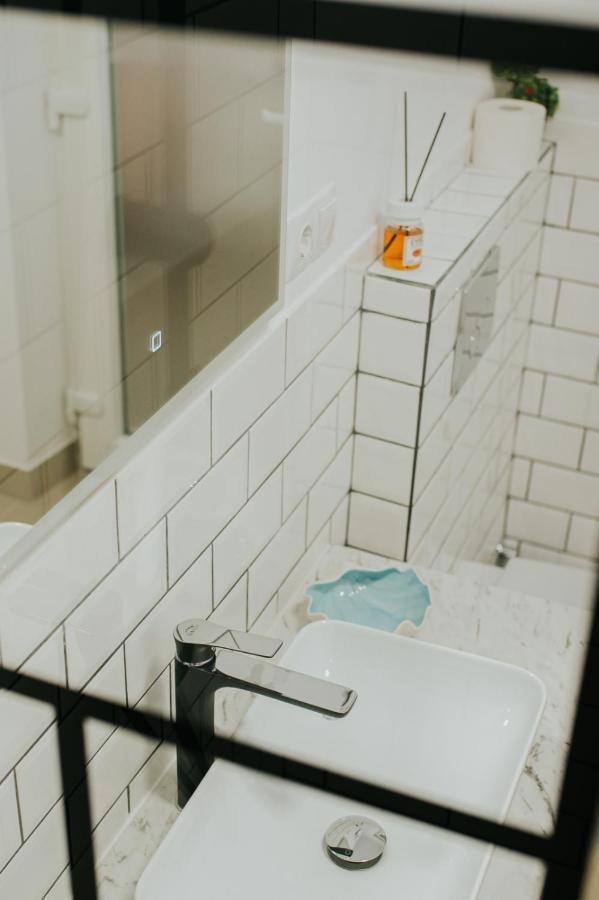 Regim Hotelier Lotusul Verde Oradea Bagian luar foto